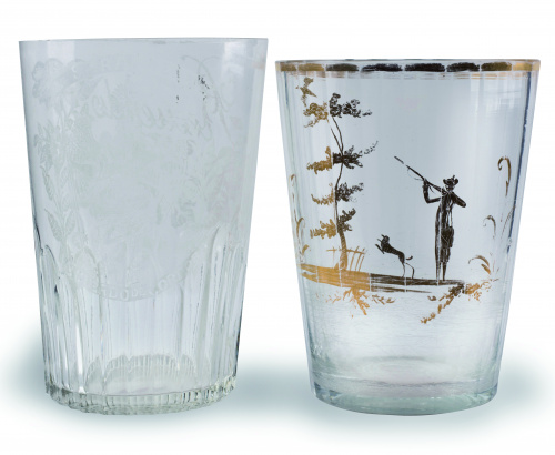 Dos vasos de cristal de recuerdo uno decoración  grabada co