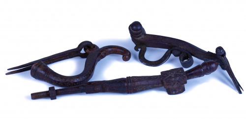 Tres llamadores en hierro alguno con decoración geométrica.