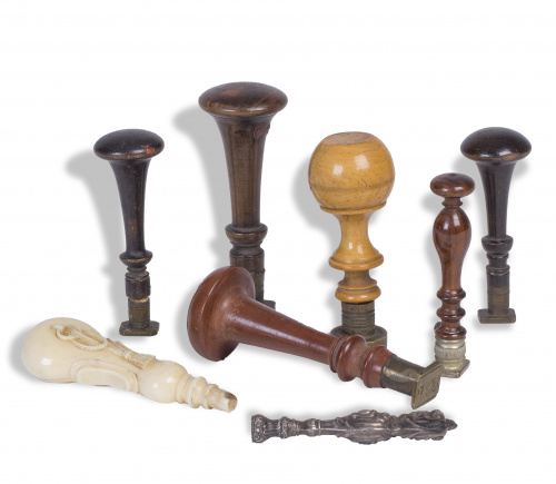 Lote de siete sellos de lacre de madera torneada, uno de pl