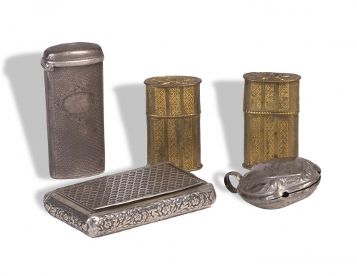 Lote de cuatro cerilleros de plata y un sonajero de plata,