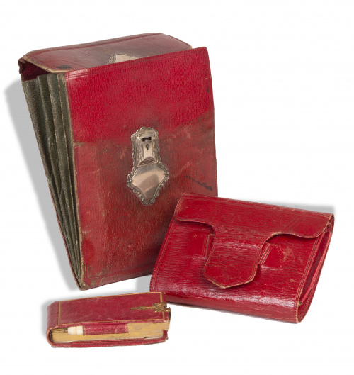 Lote de tres estuches en piel, S. XIX