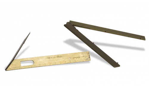 Dos instrumentos de medición en bronce.  