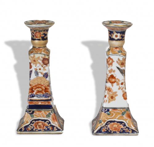 Pareja de candeleros Imari de porcelana esmaltada con flore