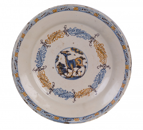 Plato de cerámica esmaltada de la serie tricolor con un cer