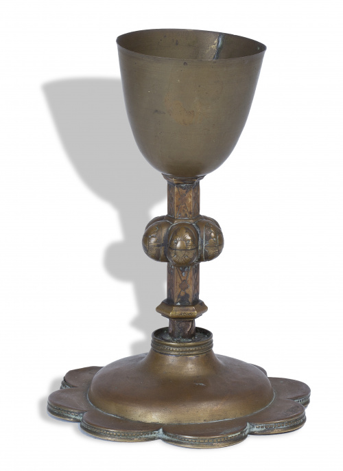 Cáliz  gótico de cobre de pie lobulado.Trabajo español, S.