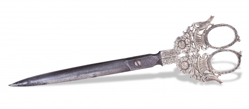 Tijeras de acero y plata repujada.Trabajo colonial, pp. de