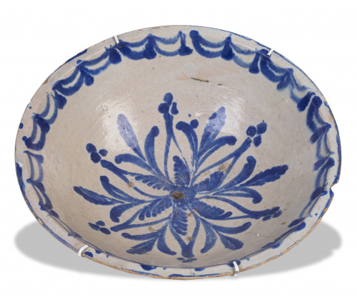 Cuenco de cerámica esmaltada de azul con pabellones y flore