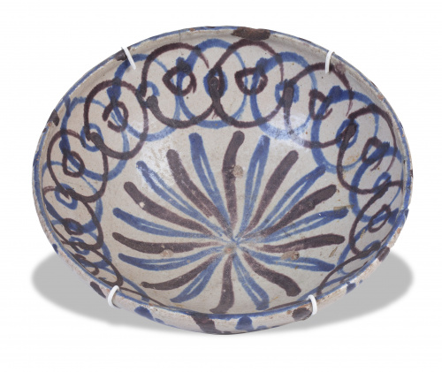 Cuenco de cerámica esmaltada en azul de cobalto.Fajalauza,