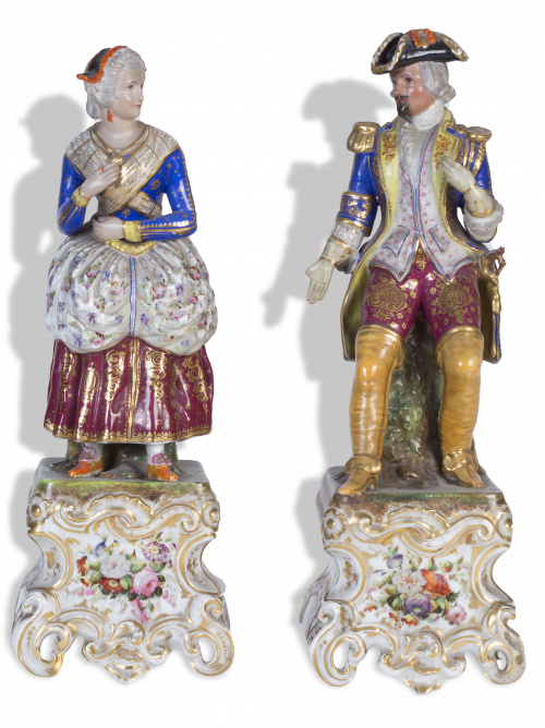 Pareja de figuras galantes de porcelana esmaltada y dorada.
