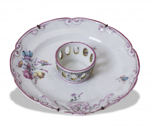 Mancerina de porcelana esmaltada, con ramilletes de flores,