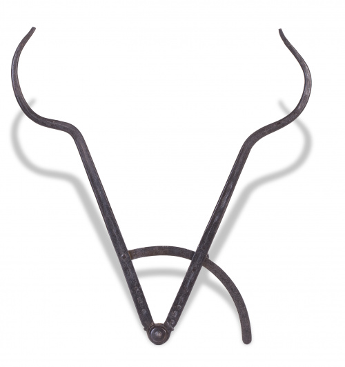 Compás en hierro forjado, con marcas del cantero.S. XVIII