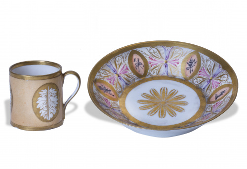 Taza y plato de pasta dura esmaltada y doradaMarcas en la 
