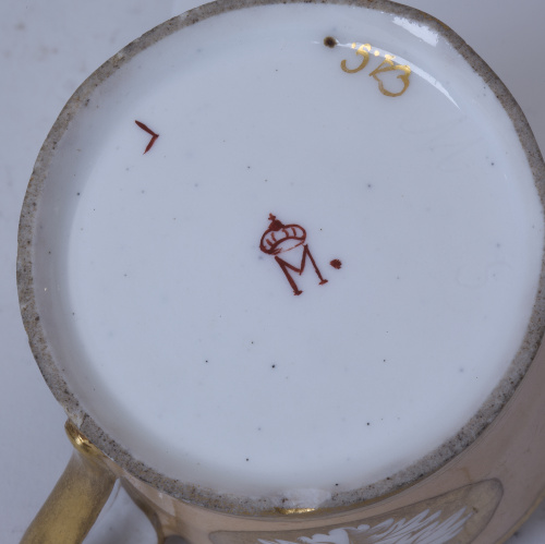 Taza y plato de pasta dura esmaltada y doradaMarcas en la 