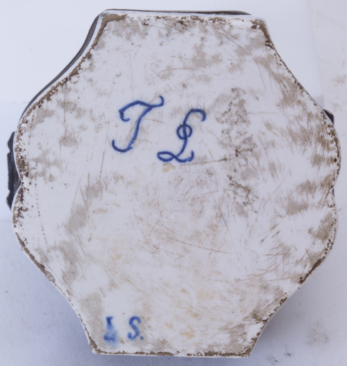 Caja esmaltada en azul de cobalto con marcas en la base de 