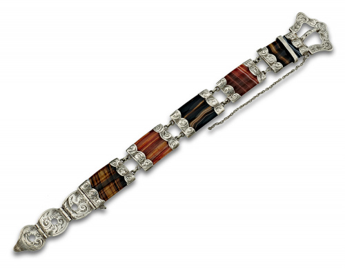 Pulsera escocesa de ágatas talladas con gallones y montura 