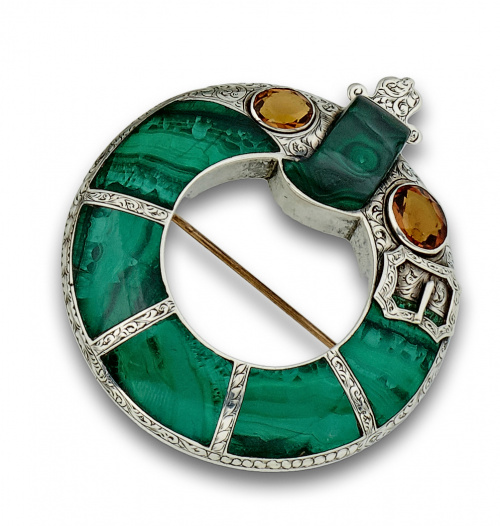 Broche escocés circular con malaquita y cuarzos citrinos,en