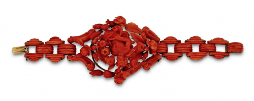 Importante brazalete s.XIX en coral mediterráneo, con motiv