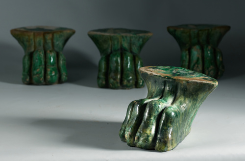 Cuatro pies de garra en cerámica esmaltada de verdeTrabajo