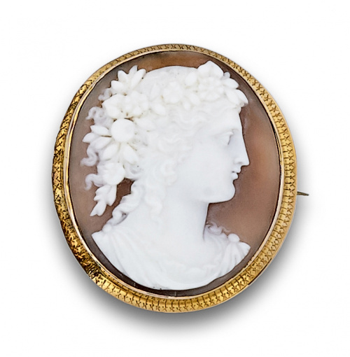 Broche camafeo s XIX  en concha bicolor con marco en oro ba