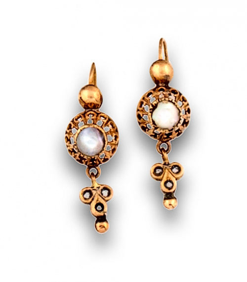 Pendientes largos s.XIX con centro de madreperla y trébol d