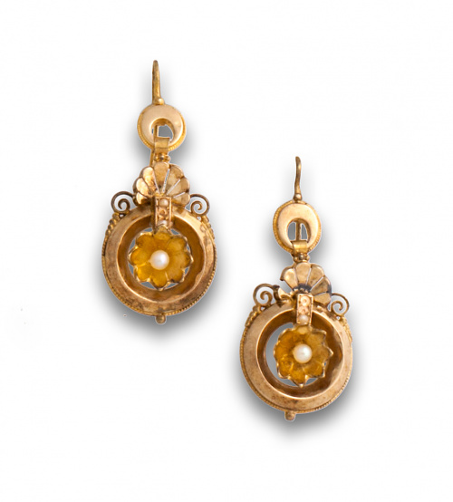 Pendientes largos s.XIX con flores de oro y perla en el cen