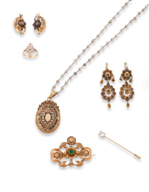 Broche de estilo floral con símil esmeralda y tres perlas d