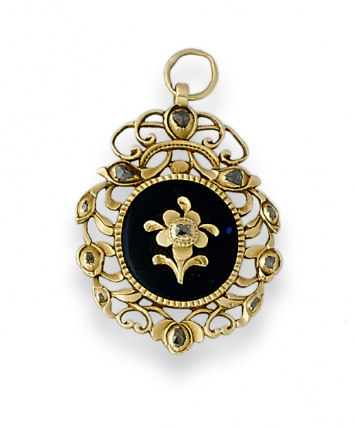 Colgante s.XIX con diamantes en flor central sobre fondo de