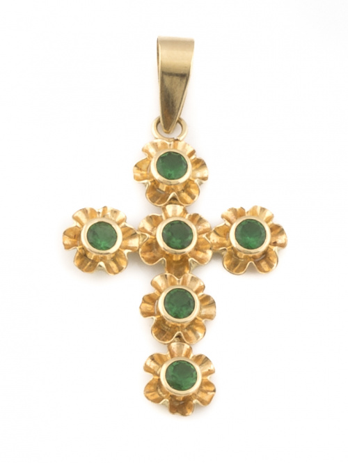 Cruz de símil esmeraldas en marcos de flor en oro de 18K.