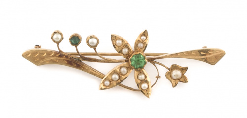 Broche con flor central de perlas finas y símil esmeralda e