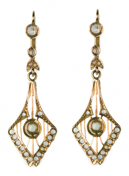 Pendientes largos de pp. S. XX con zafiros blancos en diseñ