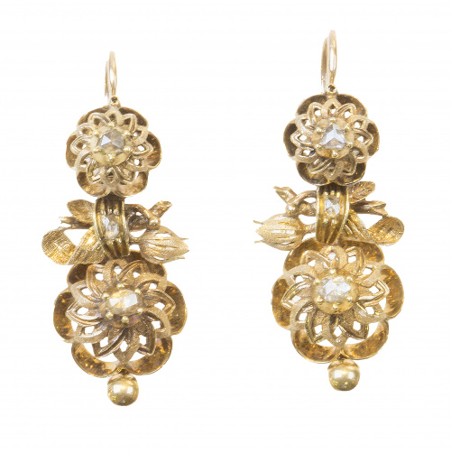 Pendientes largos S. XIX con dos flores semiesféricas con d