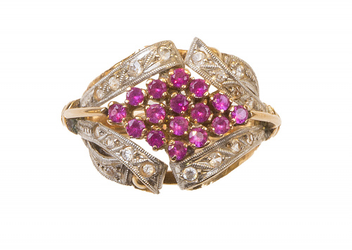 Sortija años 40 con rombo de rubíes sintéticos central entr