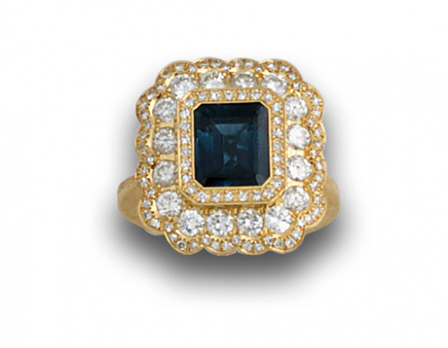 Sortija con zafiro rectangular y tres orlas de brillantes e