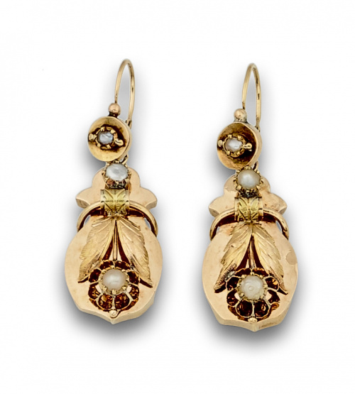 Pendientes largos s.XIX con hojitas y flores de oro de 18K 