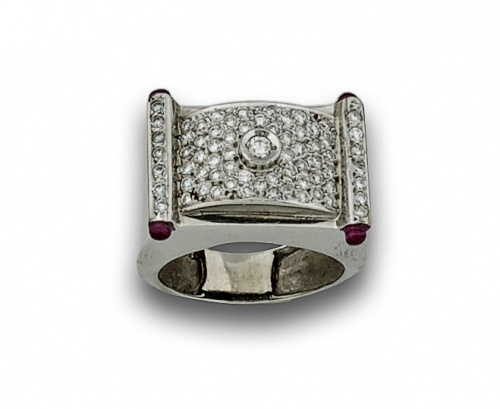 Sortija estilo chevalière con pavé de brillantes en torno a