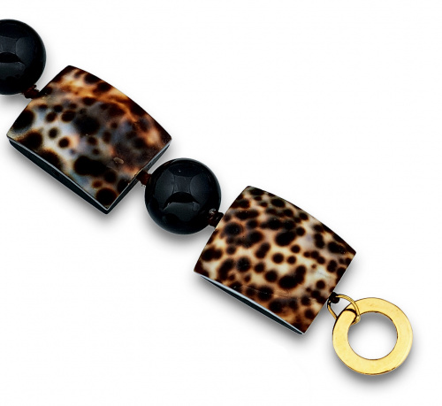 Pulsera con piezas de concha cuadradas ,cuentas de coral ne