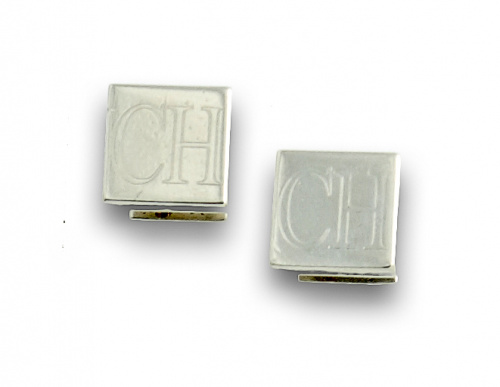 Gemelos cuadrados Carolina Herrera en metal plateado. 