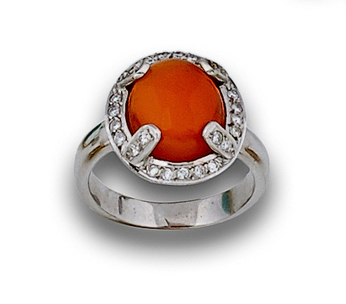 Sortija con cabuchón de ópalo de fuego y orla de brillantes