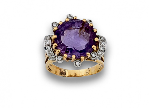 Sortija con amatista redonda facetada y con brillantes en c