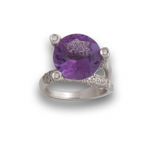 Sortija con amatista redonda rodeada por  tres brazos de br
