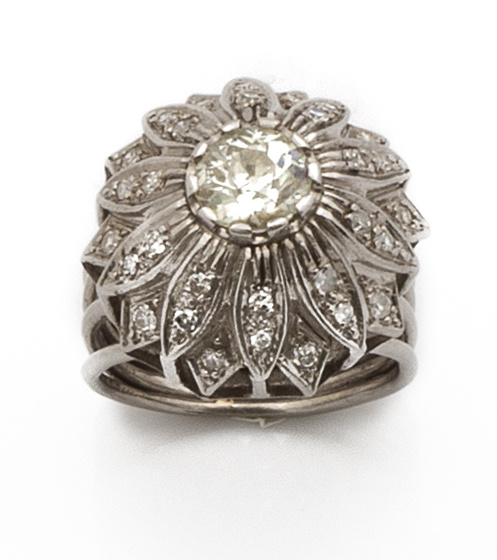 Sortija flor con brillante de 0,90 ct aprox de talla antigu