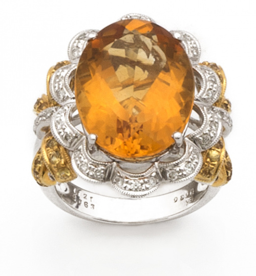 Sortija con cuarzo citrino oval orlado de brillantes en ond