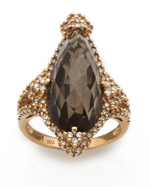 Sortija con un topacio ahumado talla fantasía, orlado de br