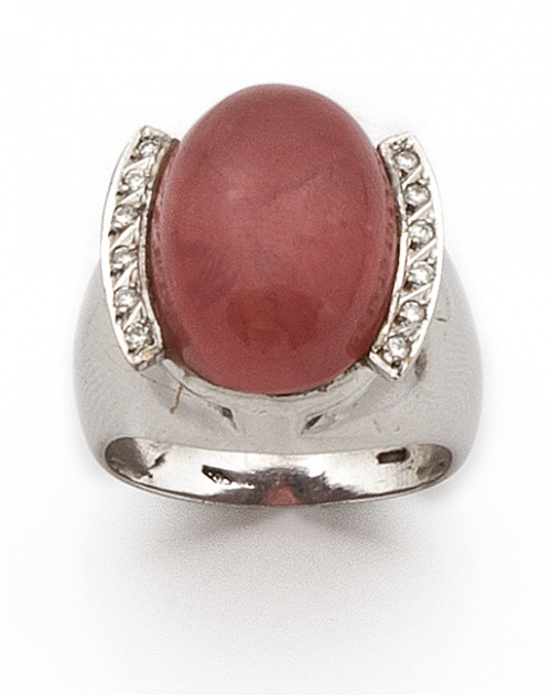 Sortija con cabuchón de rodocrosita entre bandas de brillan