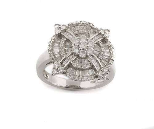 Sortija con brillantes y trapecios en forma cuadrangular co