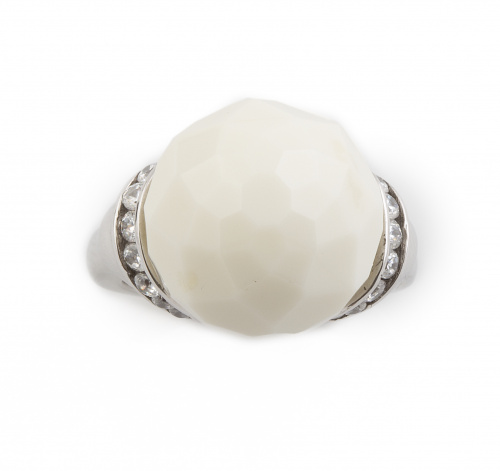 Sortija ARMANI con esfera de ágata blanca facetada entre re