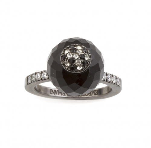 Sortija ARMANI con esfera de ónix facetada ,entre brazos co
