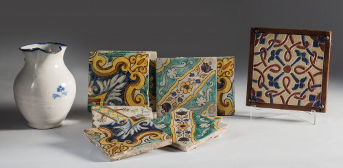 Nueve azulejos de cerámica esmaltada con distintas decoraci