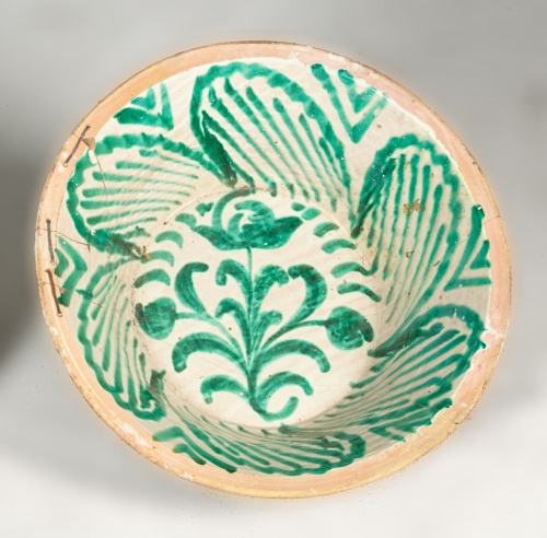 Lebrillo de cerámica de esmaltada de verde, con flor en el 