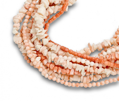 Lote de once collares cortos de coral rosa.